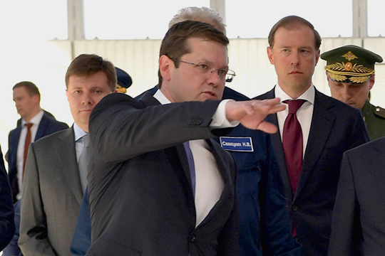 Нынешний гендиректор «Туполева» Александр Конюхов (слева) считается ставленником Мантурова, (справа) поэтому шеф минпромторга всячески сопротивляется его отставке