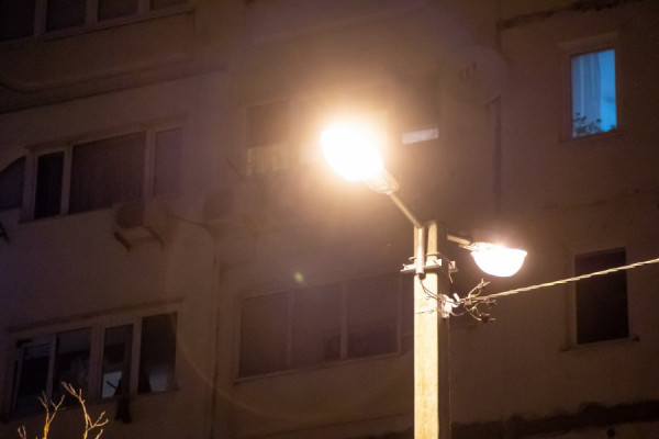 В Севастополе проводятся работы по обустройству наружного освещения во дворах