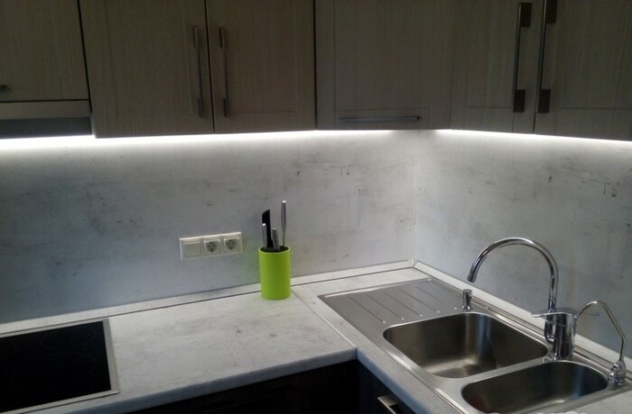 Бетон нужно покрывать влагостойкой грунтовкой. / Фото: plazareal.ru