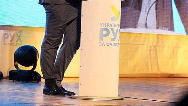 михаил саакашвили поразил публику политического форума своим странным видом. фото