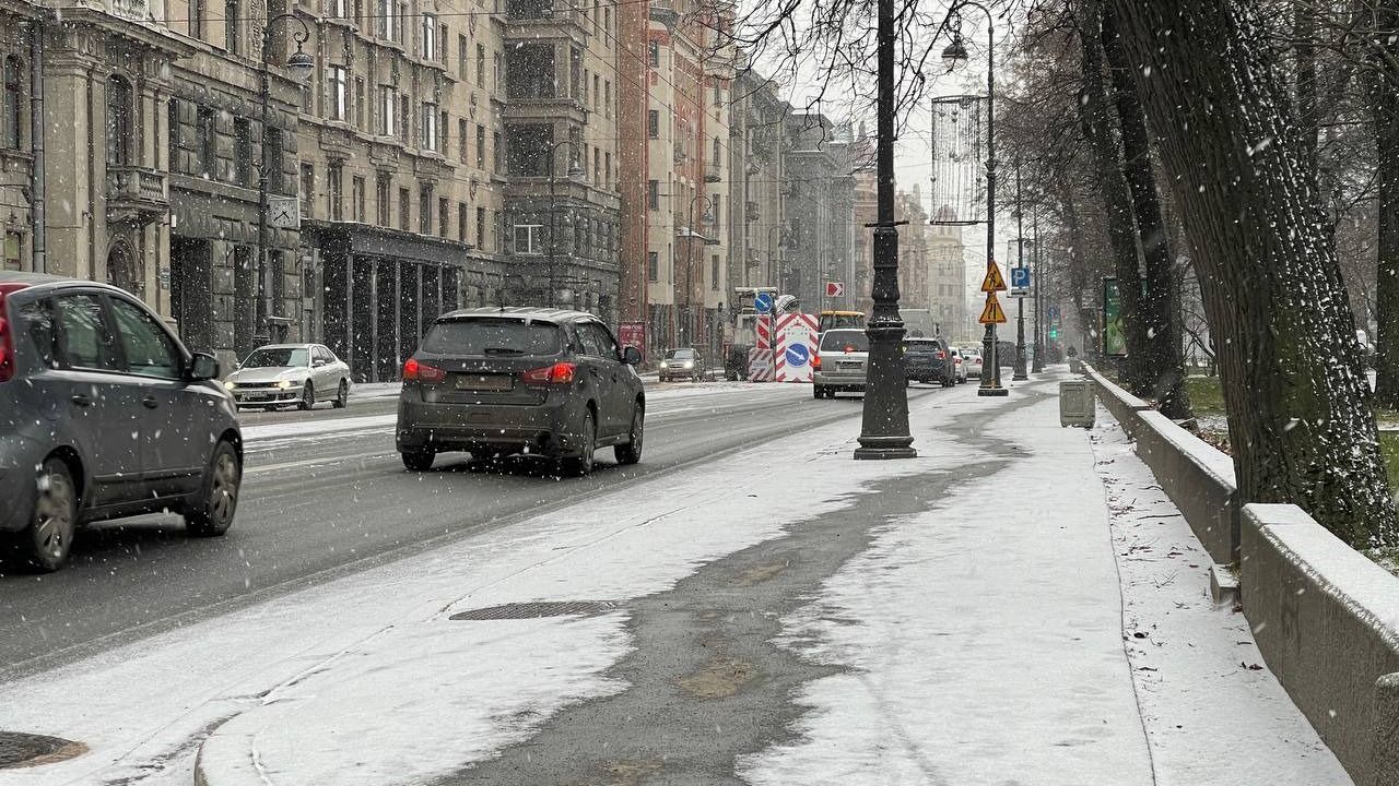 В санкт петербурге призвали. Гололедица на дорогах. Снегопад в городе. Снег в Петербурге. Санкт-Петербург гололед.