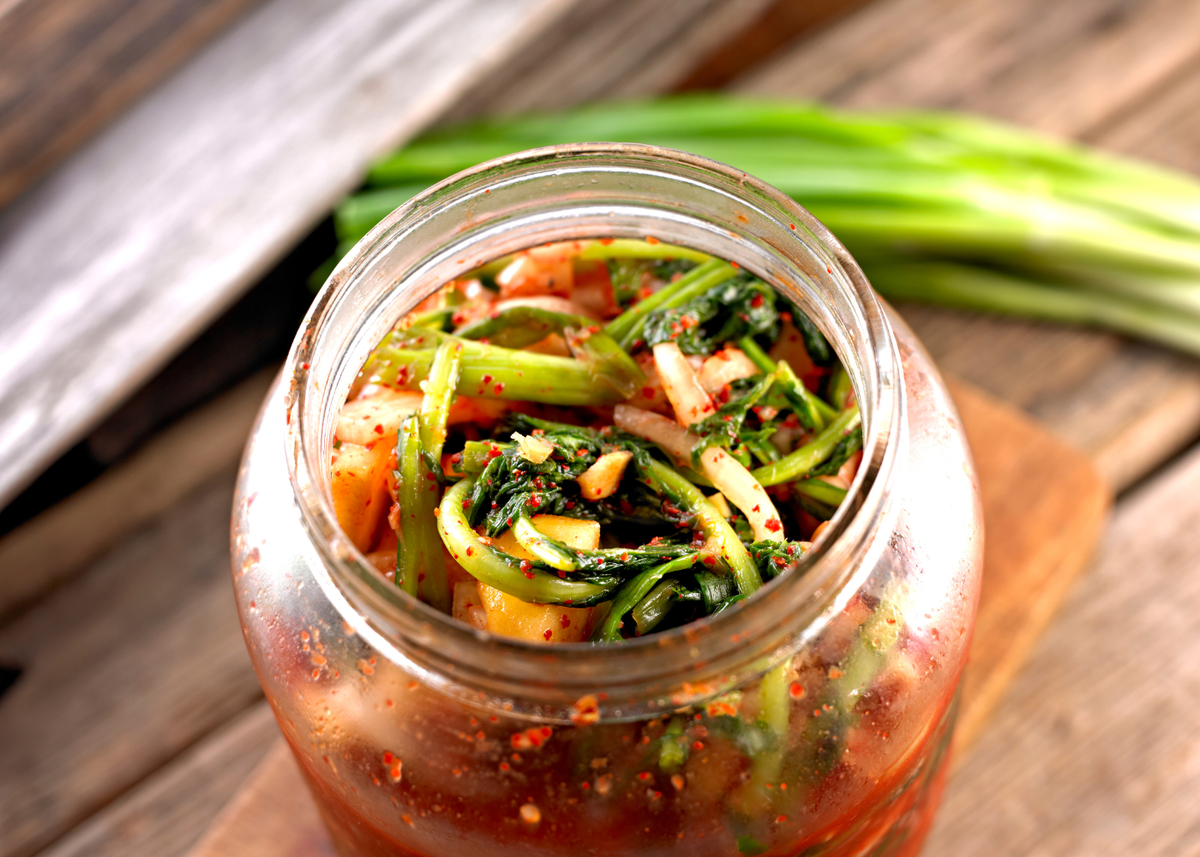 Kimchi загородный. Классические кухни фото.