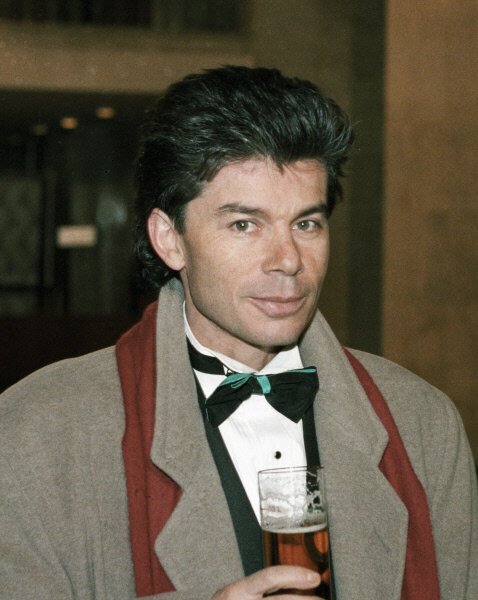 Олег Газманов торжественно держит бокал, 1994