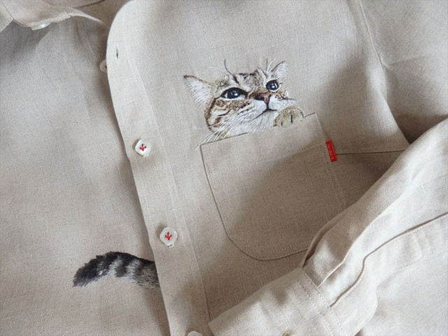Кошки, выглядывающие из карманов рубашек, в искусных вышивках Хироко Куботы