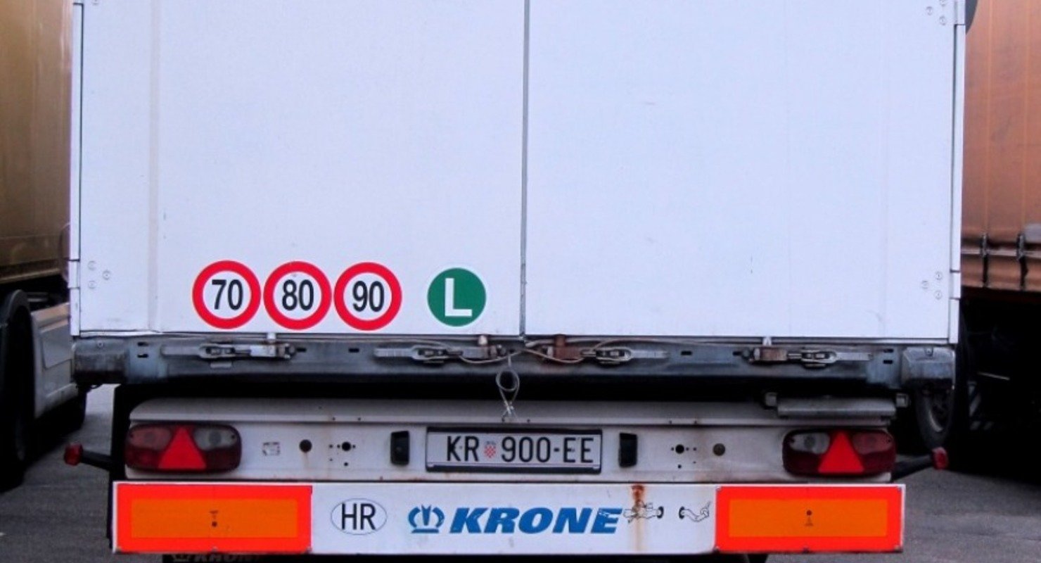 Знак "Ограничение скорости" на фуре — зачем он нужен?