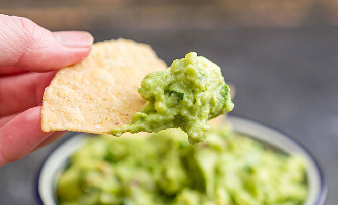 Превращаем авокадо в гаукамоле. Считается самым полезным и вкусным соусом - похожая новость на Toplenta