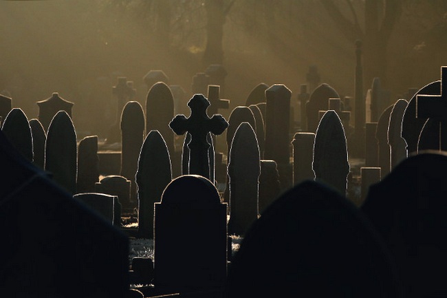 Зачем путешественники гуляют по кладбищам и заглядывают в могилы