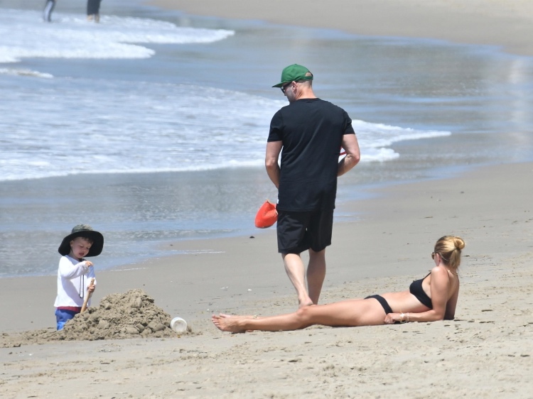 Как с картинки: Рози Хантингтон-Уайтли и Джейсон Стэтхэм с сыном на пляже в Малибу Дети,Дети знаменитостей