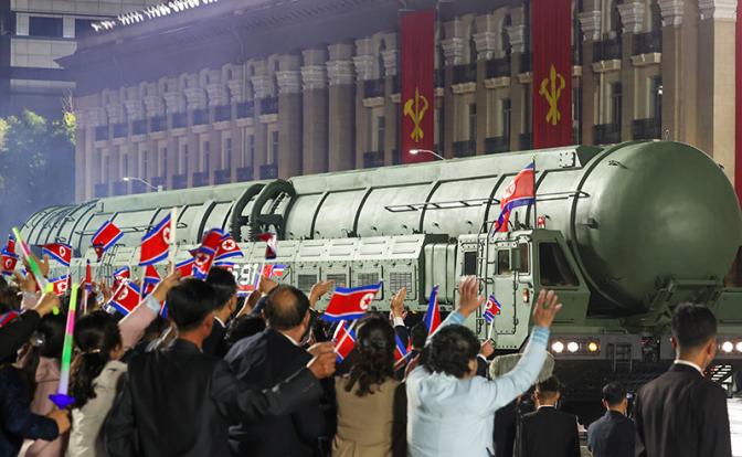 Запад в шоке: "Гиперзвуковой Ким Чен Ын" становится грандиозной проблемой для Америки