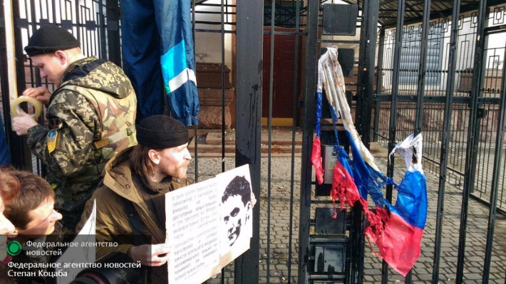 «Яичная» акция возле российского посольства в Киеве переросла в митинг