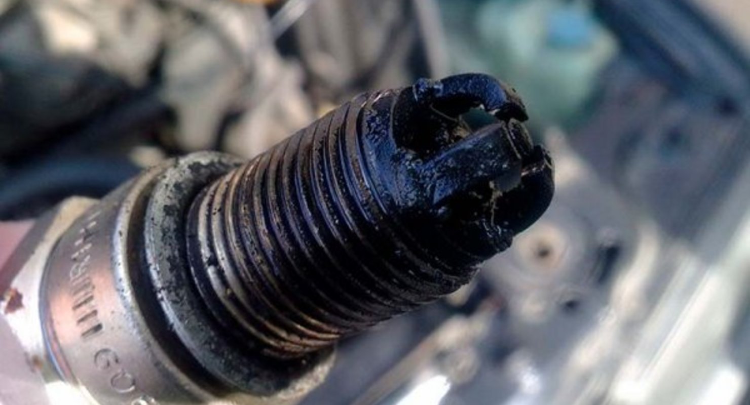 Почему одна свеча в двигателе черная, а остальные нет?