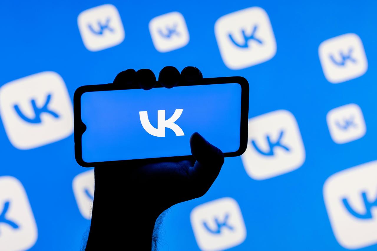 Человек смотрит видео на планшете