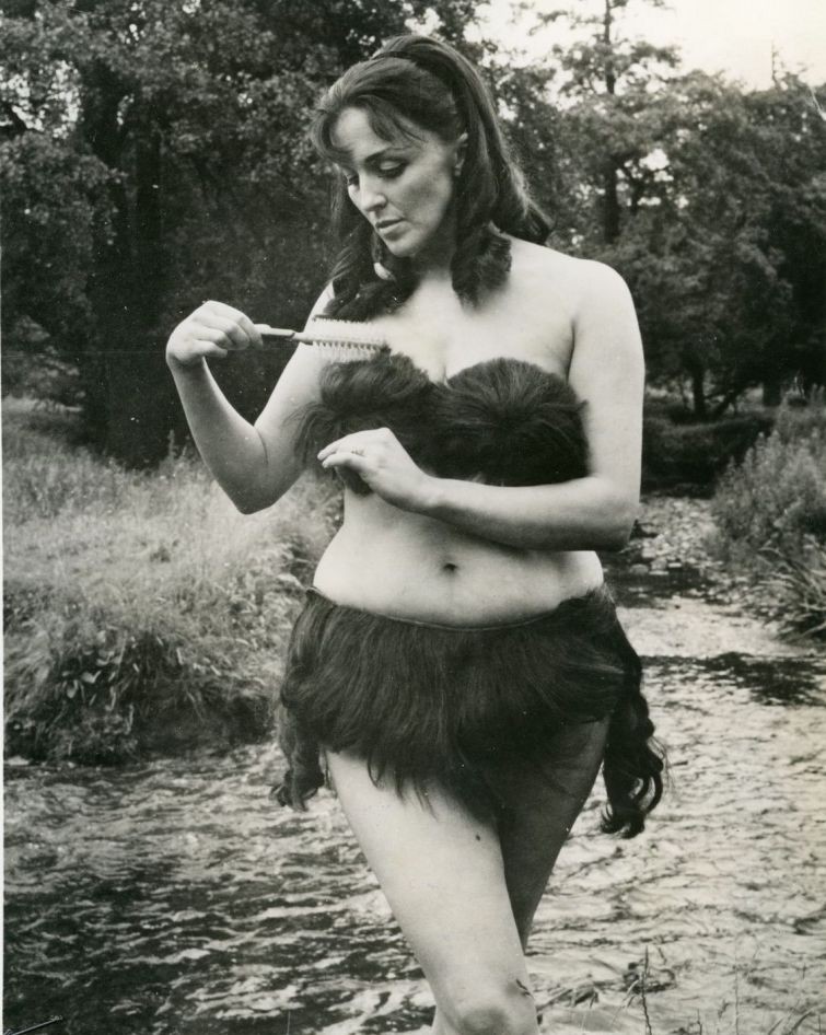 Патрисия Херст в бикини, сделанном из человеческих волос, 1968 г. история, картинки, фото