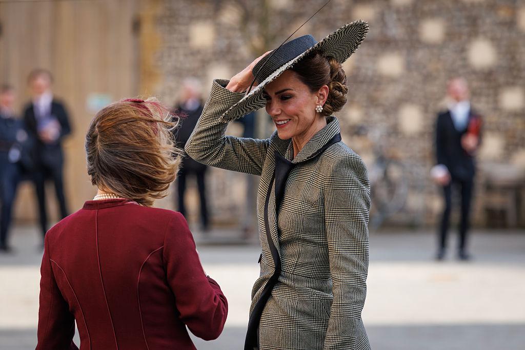 Соломенная шляпка в стиле Мелании Трамп и серьги в форме цветной капусты: Кейт Миддлтон поздравила первую в истории Англии женщину-архиепископа со вступлением в должность принцессы, принц, пальто, церкви, Мелания, PoolGetty, принцесса, Маллалли, именно, будет, Англиканской, Уэльские, будущего, надела, этого, архиепископом, принца, Трампа, шляпке, время