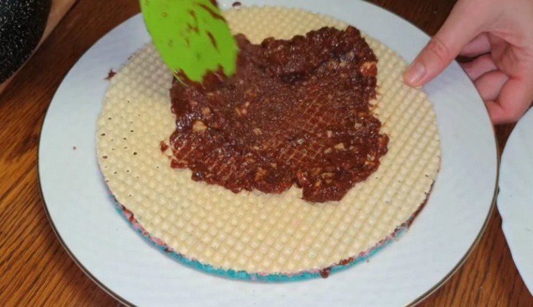 Нашла рецепт из СОВЕТСКОЙ газеты в доме бабушки: показываю, как я готовлю простой и очень вкусный вафельный торт