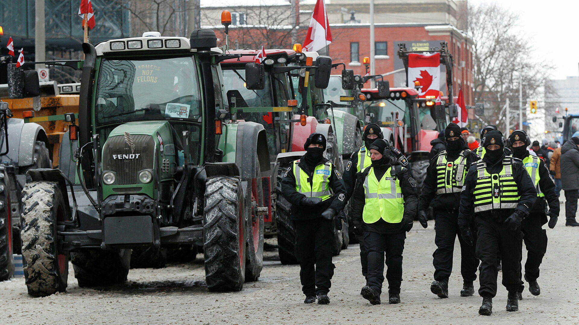 Сотрудники полиции во время акции протеста против коронавирусных ограничений в Канаде - РИА Новости, 1920, 13.02.2022