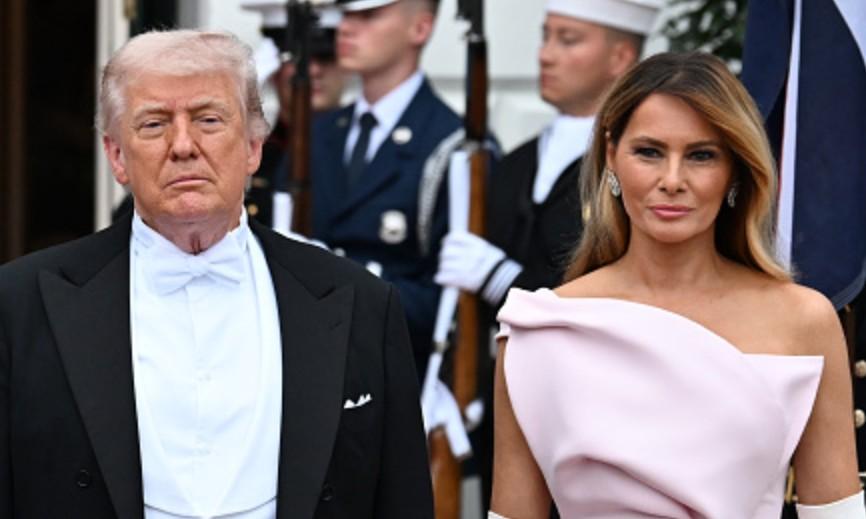 В платье цвета клубничного йогурта и белых перчатках: Мелания Трамп на банкете в Белом доме