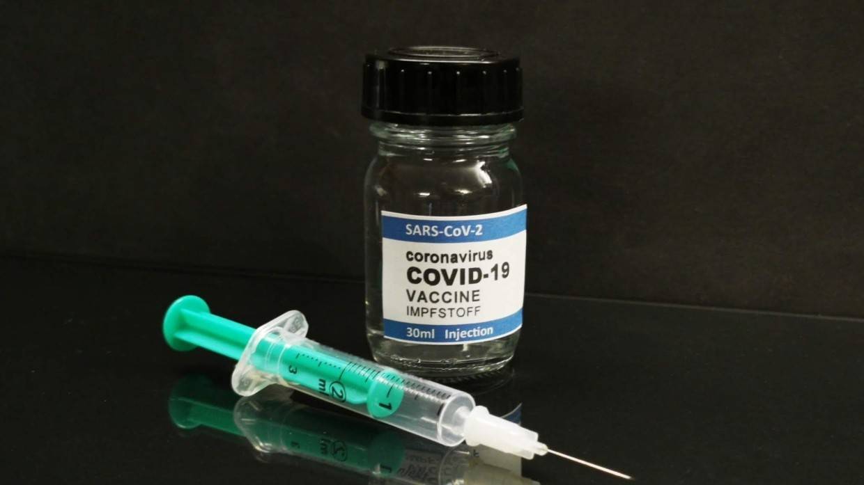 Путин примет решение о ревакцинации от COVID-19 исходя из уровня антител