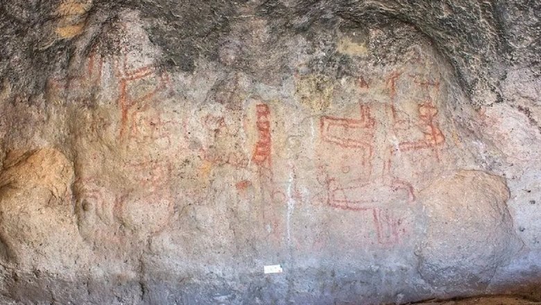 Стена пещеры с наскальными рисунками Примеры наскальных рисунков, найденных в пещере в Патагонии. 