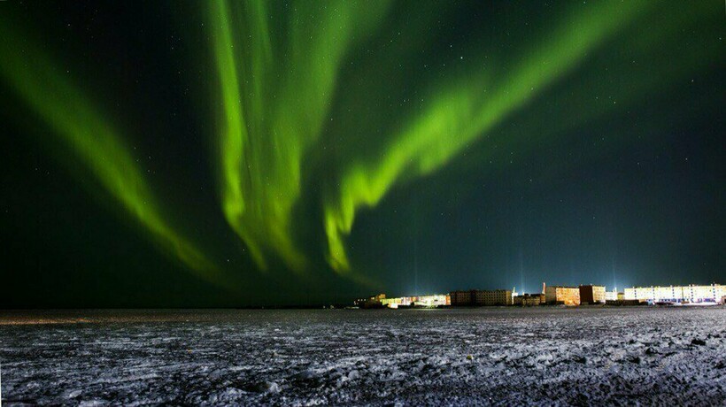 Северное сияние над Певеком. Фото: fishki.net