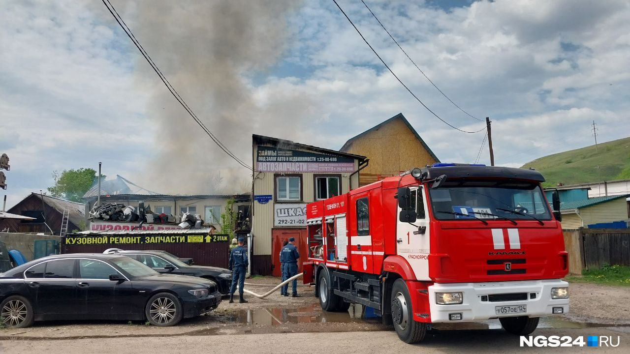 На берегу Качи в Красноярске горит автосервис