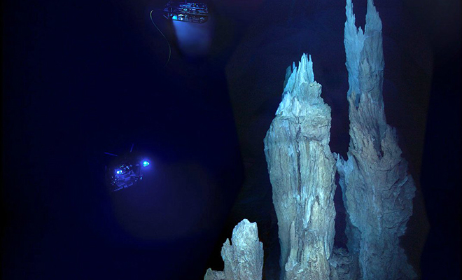 На дне Атлантики увидели структуры, похожие на гигантский замок. Высота известняковых башен превышает 60 метров Культура