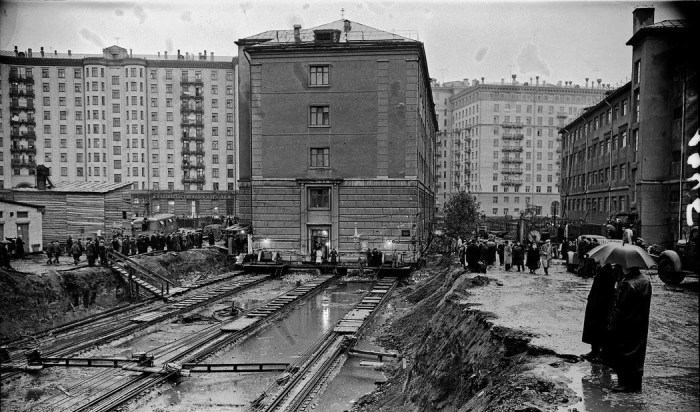 Жильцы спали, а дом ехал: Как, куда и почему передвигали здания в столице города,дома,жизнь,переезды,Россия