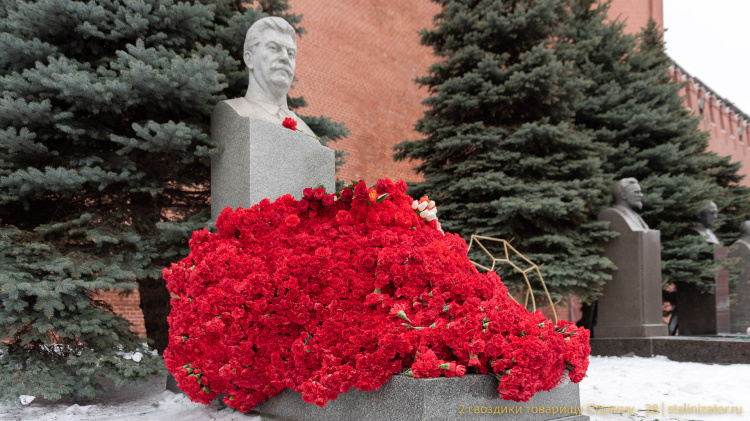 Сегодня – день смерти Сталина: в Москве возложили 6 тысяч гвоздик