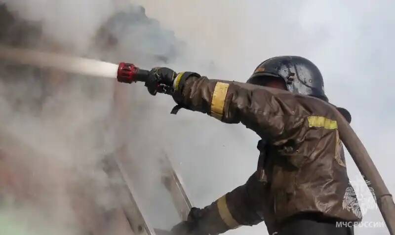 Пожар из-за атаки БПЛА в Азове достиг площади 3 200 кв. м