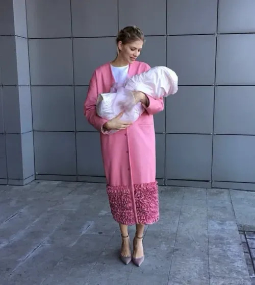 Елена Перминова показала архивные фото с дочерью от миллиардера в честь её 12-летия Перминова, дочерьюЕлена, рождения, братом, Елена, дочери, Елены, очень, Александр, после, Лебедев, который, Ариша, дочерьюАринаЕлена, растёт, детьмиЕлена, родила, Тарасом, миллиардеромМои, бойфрендом