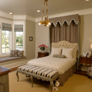 Плиссе в оформлении окон спальной комнаты