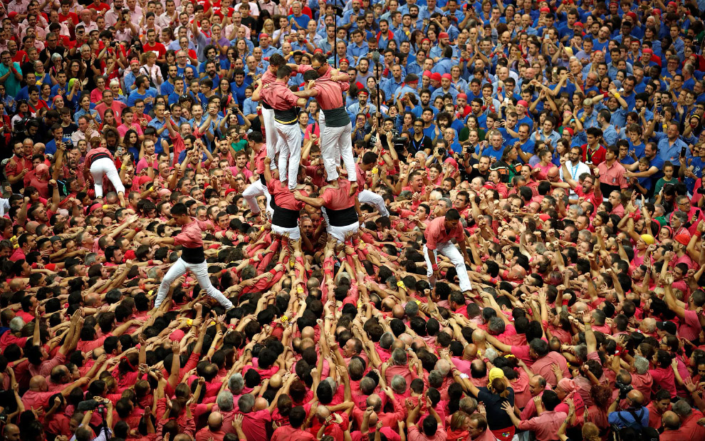 Испанские «башни» из людей Испанские «башни» из людей испания
