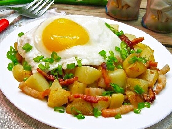 Молодая картошка с копченой грудинкой и яйцом.