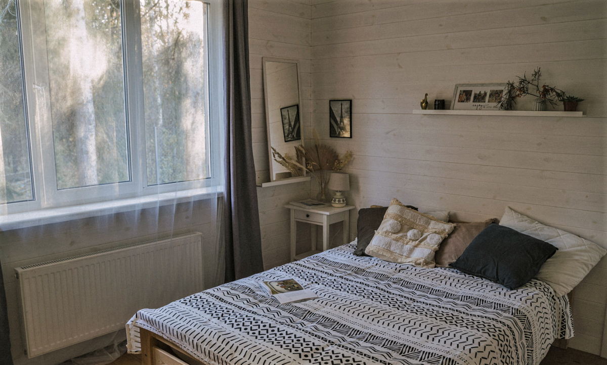 Женщина самостоятельно оформила небольшой домик в Звенигороде площадью 85 кв. метров