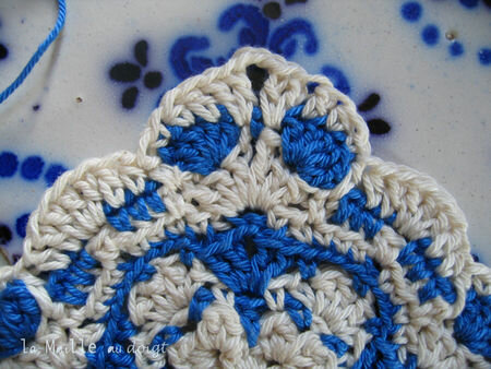 Жаккардовый двухцветный мотив, напоминающий гжельские узоры, выполнен в традиционных цветах Гжели, синем и белом-8