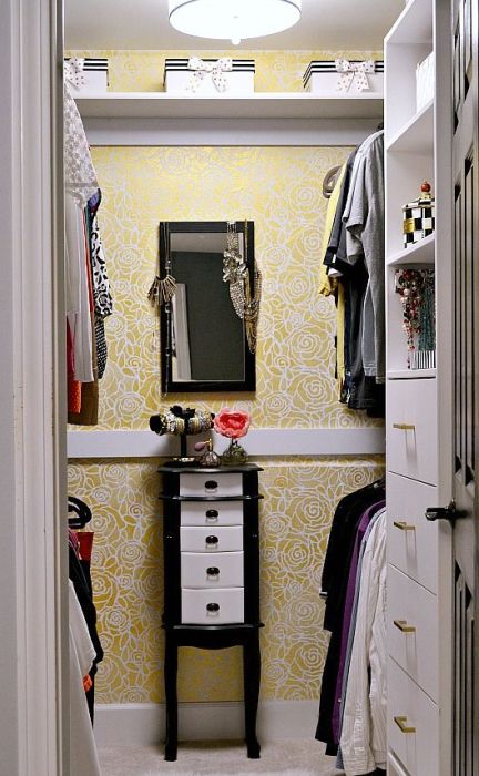 Небольшая кладовая комната может стать стильной гардеробной