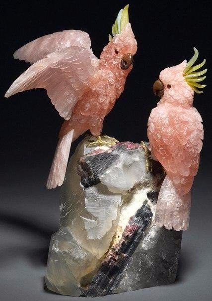Скульптура “Попугаи“ вырезана из кварца