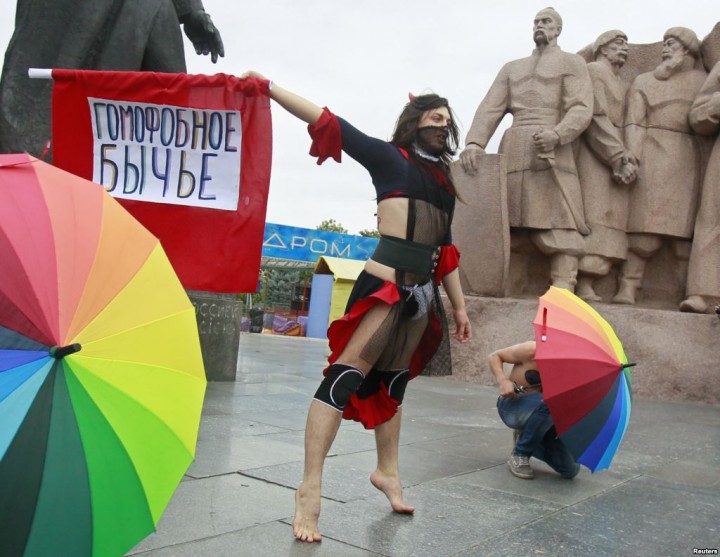 Гей парад в Киеве: не успели выйти, а шоу уже началось
