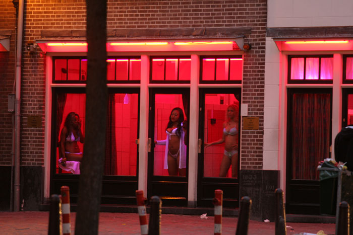 Скрытая публичной дома. Сувон Южная Корея улица красных фонарей. Улица красных фонарей Амстердам. Квартал красных фонарей в Амстердаме. Амстердам улица красных фонарей девушки.