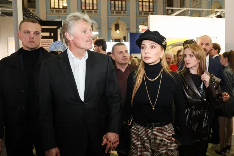 Редкий выход: Дмитрий Песков и Татьяна Навка посетили ярмарку современного искусства Песков, Навка, Дмитрий, Татьяна, также, Россия, России, Солоцинской, отношений, браке, искусства, современного, олимпийская, сыграли, третьим, Пескова, дочерьюДля, ПесковТатьяна, годуТатьяна, родившаяся