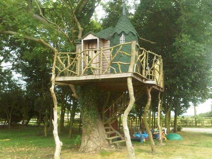Сказочный домик на дереве, который построил отец для своих детей.