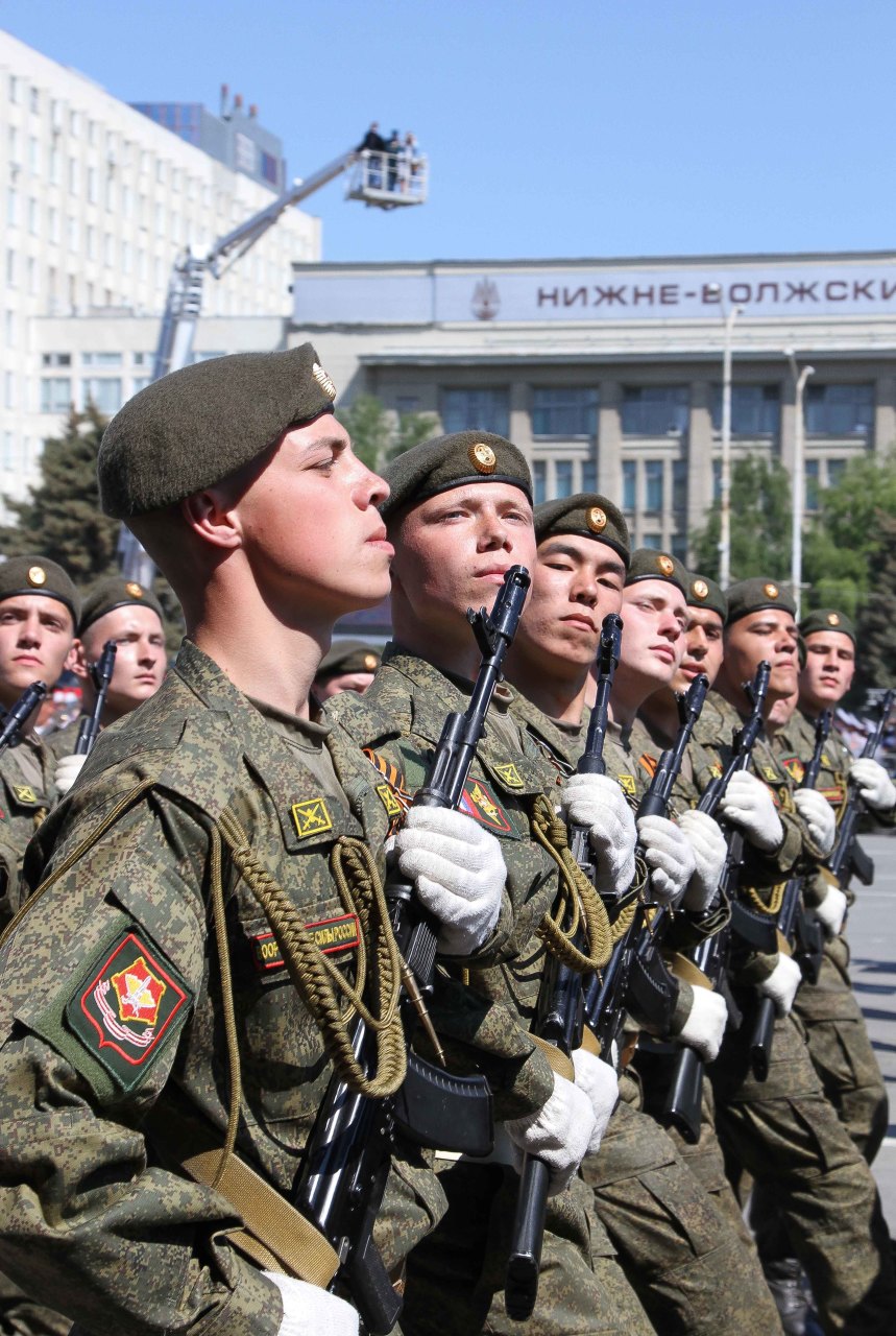 Солдаты гарнизона. Саратовский парад. Парад в Саратове. Парад к 9 мая Саратов 2020. Гарнизонные солдаты.