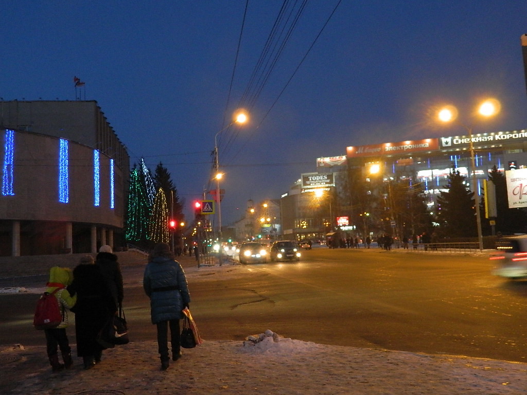 Дали омск. Герцена Омск ночью. Зимние прогулки по Омску. Прогулка по городу Омску зимой. Омск зимой левый берег.