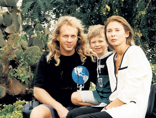 С женой Людмилой и сыном Кристианом музыкант когда-то жил душа в душу