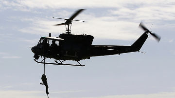Вертолет AB212 во время учений НАТО «Единый трезубец» в Трапани, Италия
