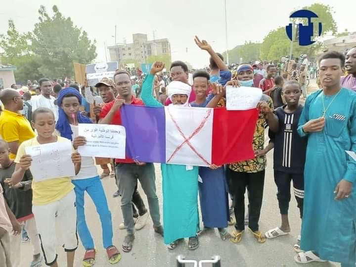 «Парижу пора уходить»: африканцы вышли на многотысячные митинги против французского неоколониализма Весь мир