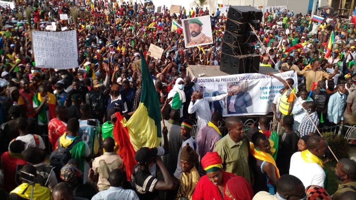 Малийцы провожают войска «Бархана» с российскими флагами и портретами президента Гоита