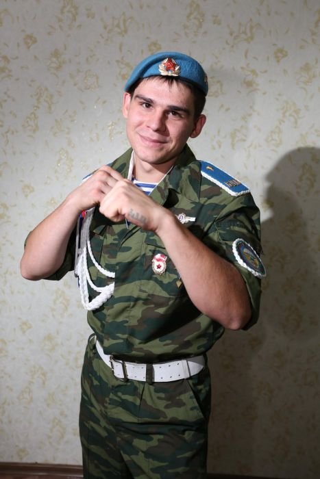 Поза думающего десантника фото