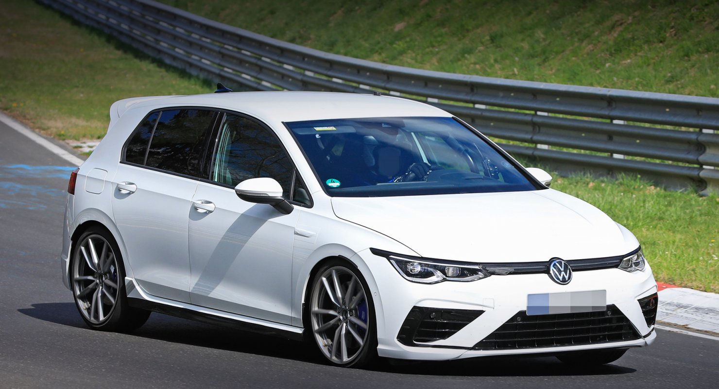 Две модели Volkswagen Golf R вывели на гонку на снегу