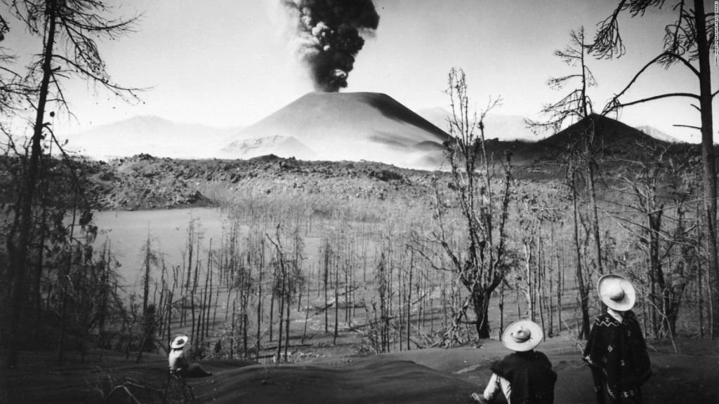 Крестьяне наблюдают за активностью вулкана Парикутин/ © disgustingmen.com